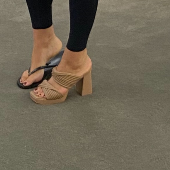 Dolce Vita Altin Platform Slide Sandal (Women)
CAFE STELLA, Size 9 - Picture 5 of 6